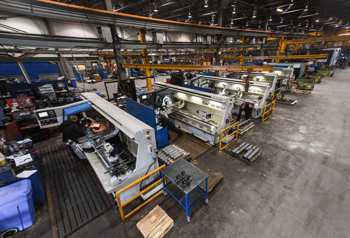 Machining floor with lathes in operation